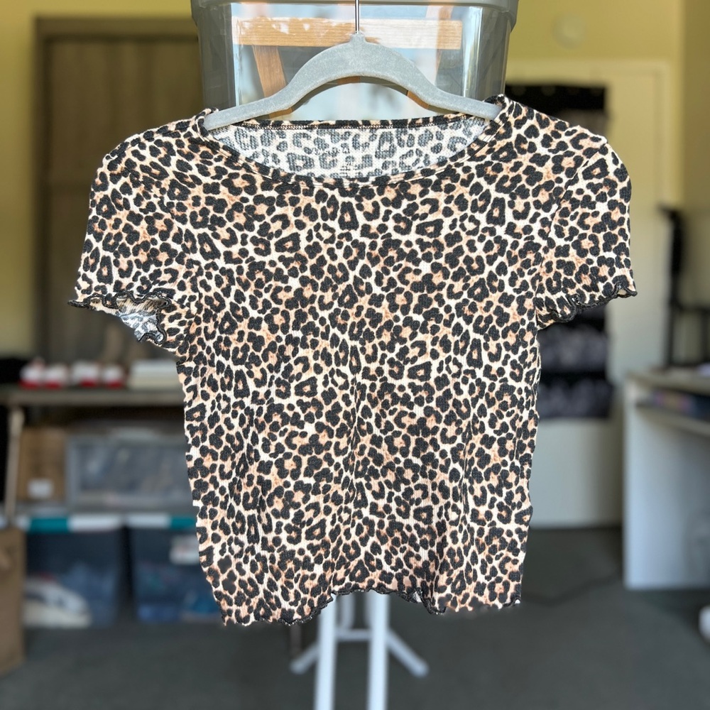 american eagle cheetah crop top ✨✨